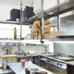 Jakie meble są konieczne aby wyposażyć kuchnię w restauracji?